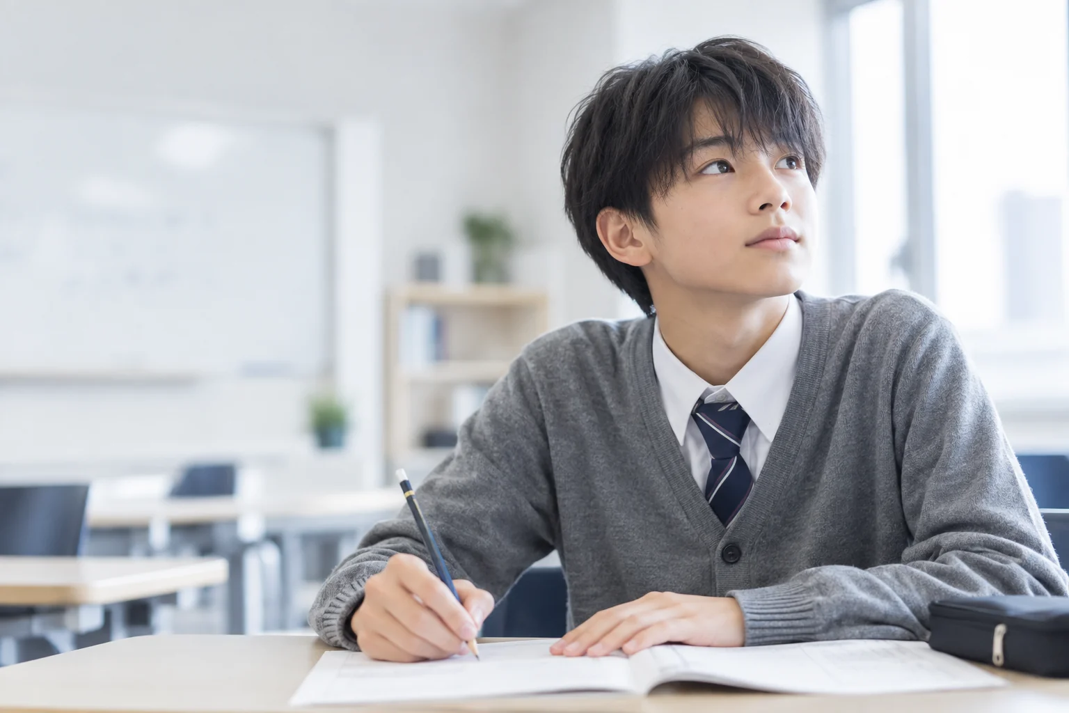 授業で学習に取り組む中学生