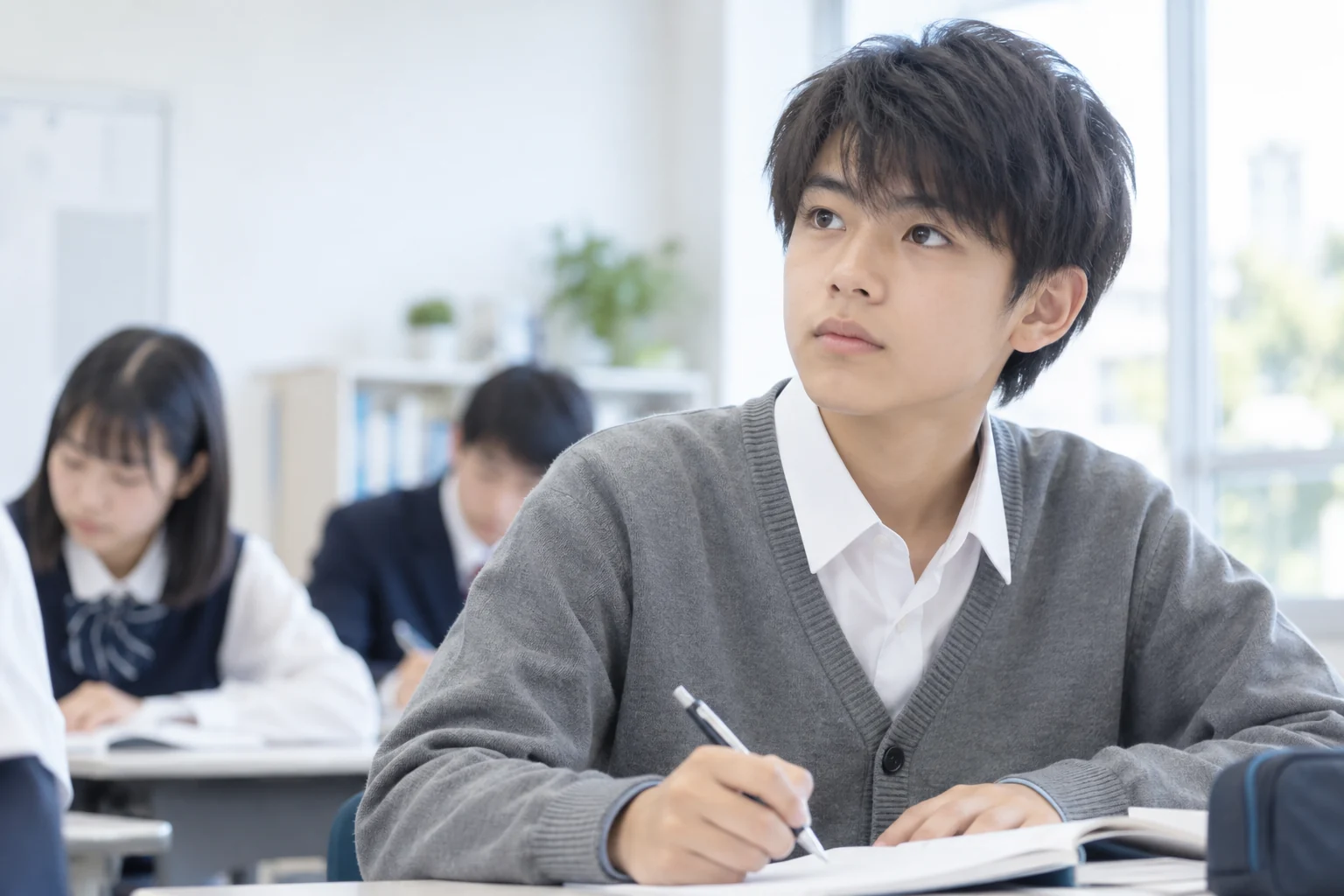 学習する中学生